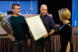 Anders Ekkje Slettebø og Erling Håmsø mottar blomster og diplom fra fylkesordfører Marianne Chesak