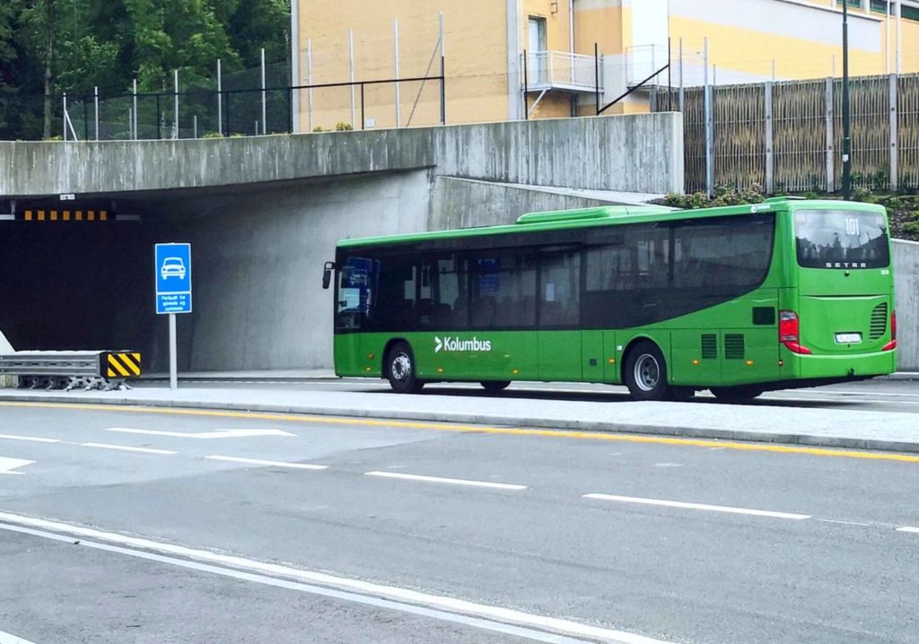 Grønn buss på vei inn i tunell