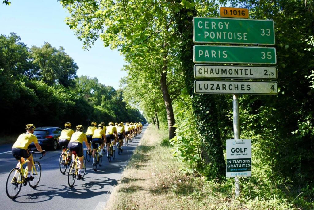 Sykkellaget Team Rynkeby i sine gule drakter på vei til Paris