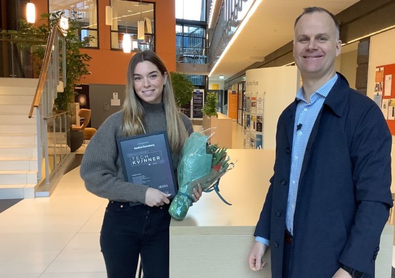 Nadine Ramsberg med diplomen Tech Kvinner, sammen med Geir Jåthun Hindenes