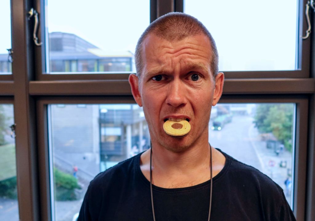 Anders Ekkje Slettebø ser frustrert ut med en kjeks i munnen