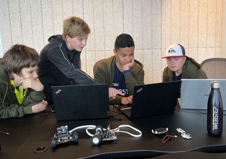 Fire ungdommer jobber med koding